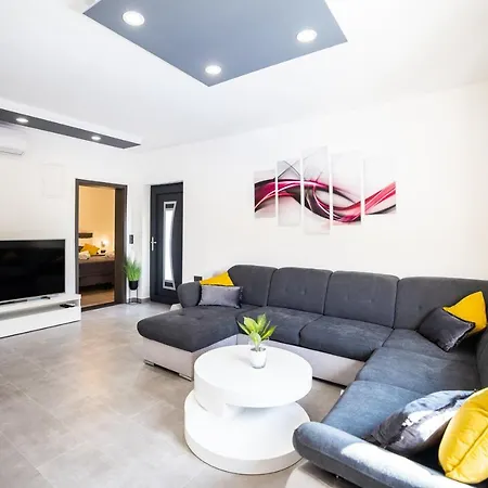 Andelina In Near The Center With Private Pool And Sauna - By Ta Leut Agency ヴィラ
